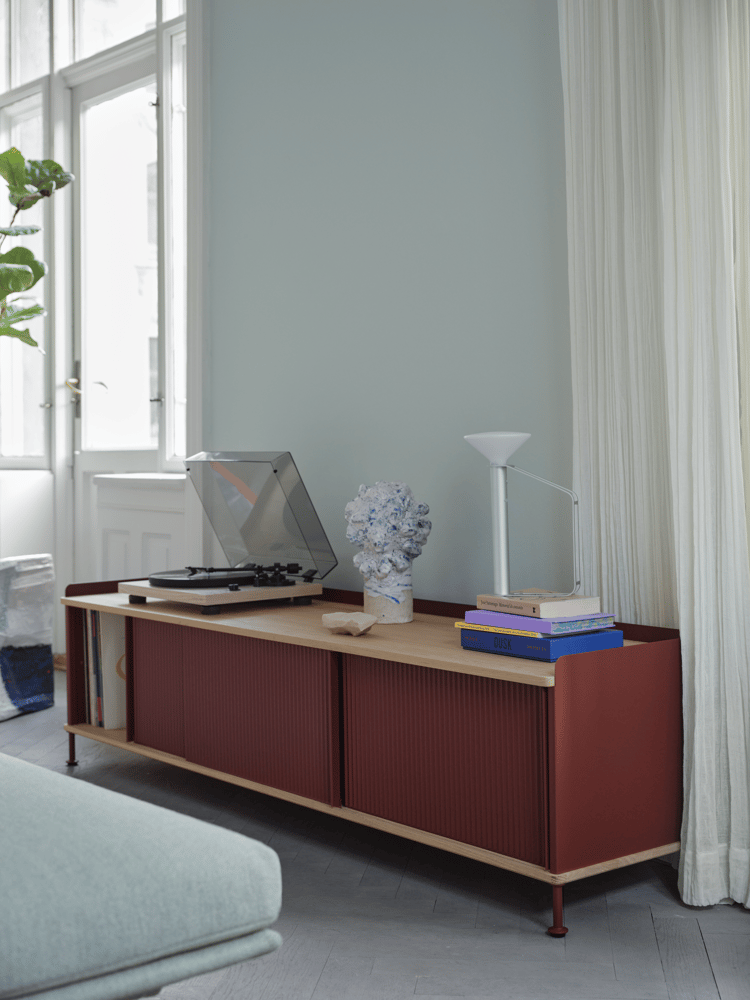 /cdn-cgi/image/width=1500,quality=85,format=auto/globalassets/content-media/images/plp/storage/sideboards/enfold-186x45-h48-oak-deep-red-piton-portable-lamp-alu-outline-daybed-ecriture-910-muuto-org.png