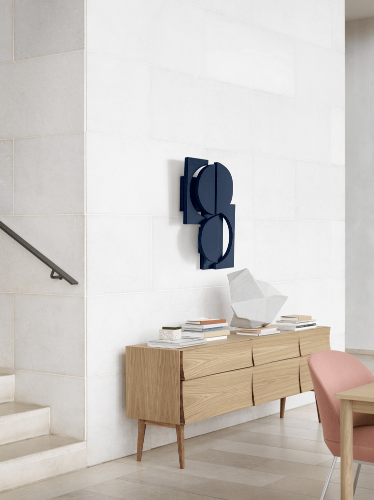 /cdn-cgi/image/width=1500,quality=85,format=auto/globalassets/content-media/images/plp/storage/sideboards/reflect-sideboard-oak-oslo-side-chair-twill-weave-530-muuto-org.png