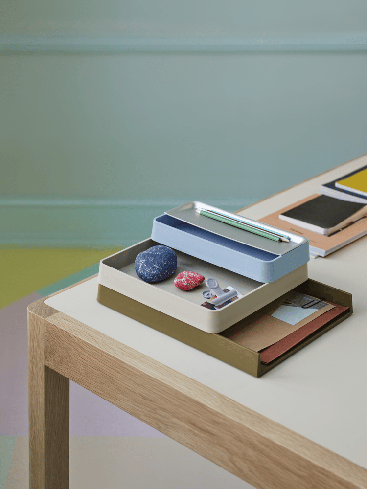 /cdn-cgi/image/width=1500,quality=85,format=auto/globalassets/content-media/images/plp/storage/small-storage/arrange-desktop-series-light-blue-grey-brown-green-workshop-table-warm-grey-oak-muuto-org.png