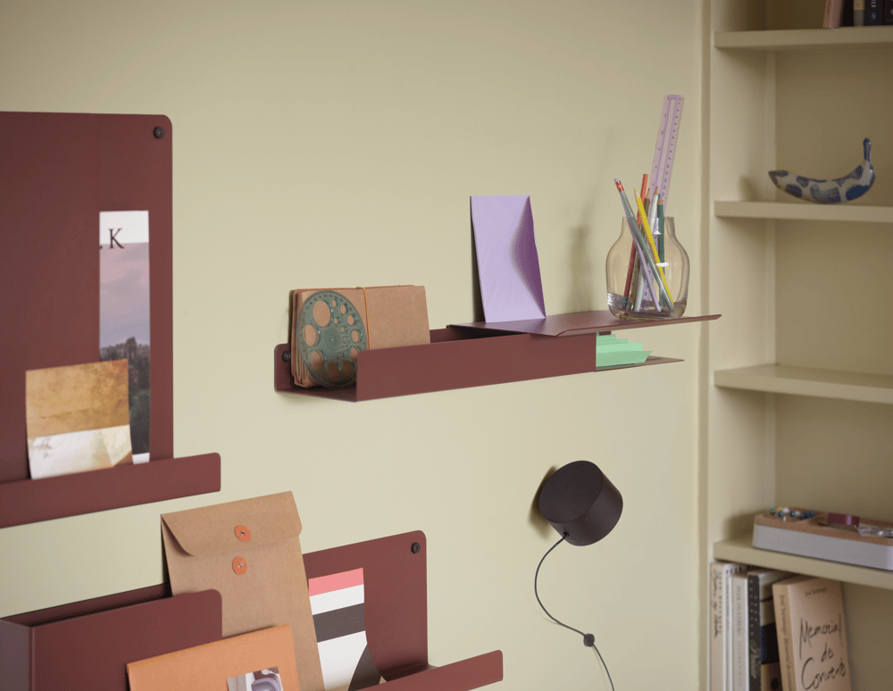 /cdn-cgi/image/width=1500,quality=85,format=auto/globalassets/content-media/images/plp/storage/small-storage/folded-shelves-deep-red-silent-vase-11-clear-post-wall-lamp-arrange-grey-muuto-org.png