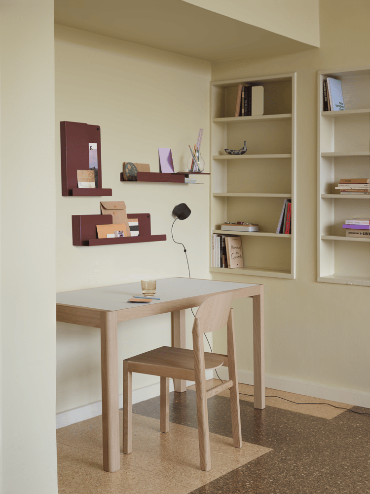 /cdn-cgi/image/width=1500,quality=85,format=auto/globalassets/content-media/images/plp/storage/small-storage/folded-shelves-deep-red-workshop-table-130-warm-grey-linoleum-oak-workshop-chair-post-wall-lamp-silent-11-clear-raise-muuto-org.png