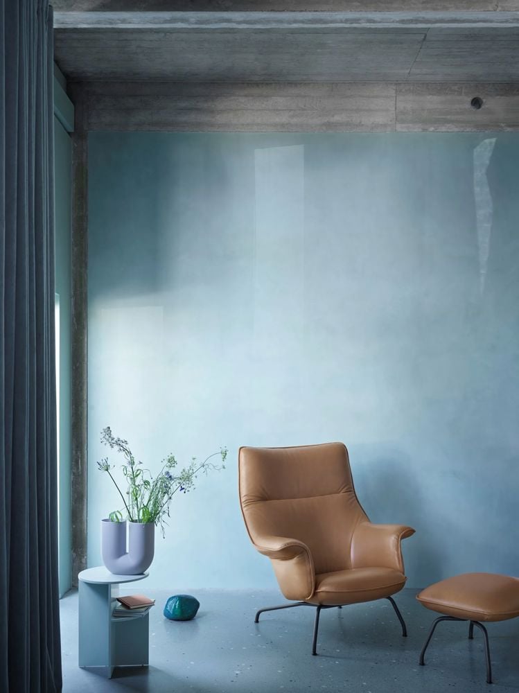 doze lounge chair ottoman cognac leather anthracite black halves side table sage green kink vase light blue muuto med res
