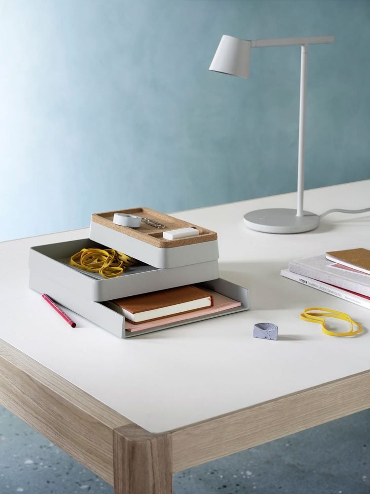 arrange-desktop-series-grey-cork-tip-table-lamp-grey-workshop-table-warm-grey-linoleum-oak-muuto-med-res
