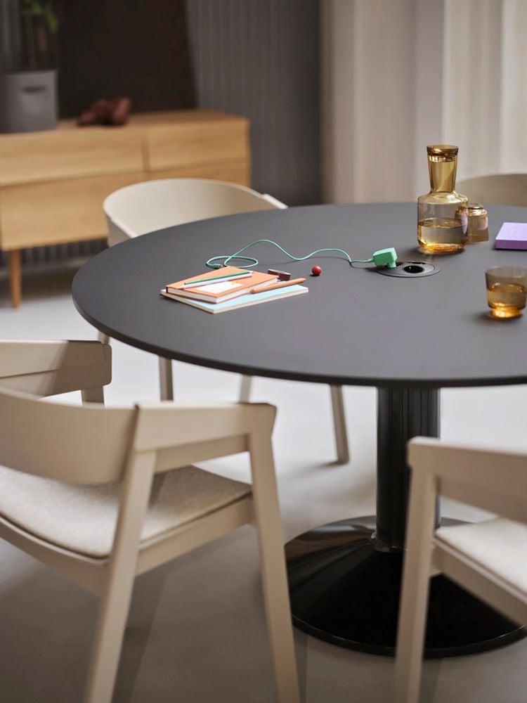 cover-arm-dark-beige-ecriture-910-midst-table-power-black-reflect-sideboard-oak-ridge-planter-low-res