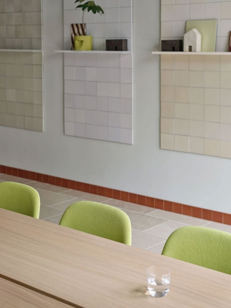 linear-system-modular-table-config-2-oak-loft-chair-dusty-green-linear-mounted-lamp-grey-compile-config-8-grey-muuto-org
