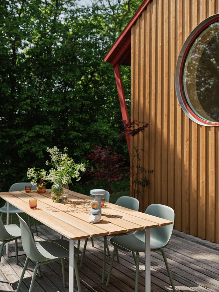 ease-portable-lamp-light-blue-70-70-outdoor-sapele-mahogany-grey-fiber-side-outdoor-dusty-green-raise-silent-muuto-org.png