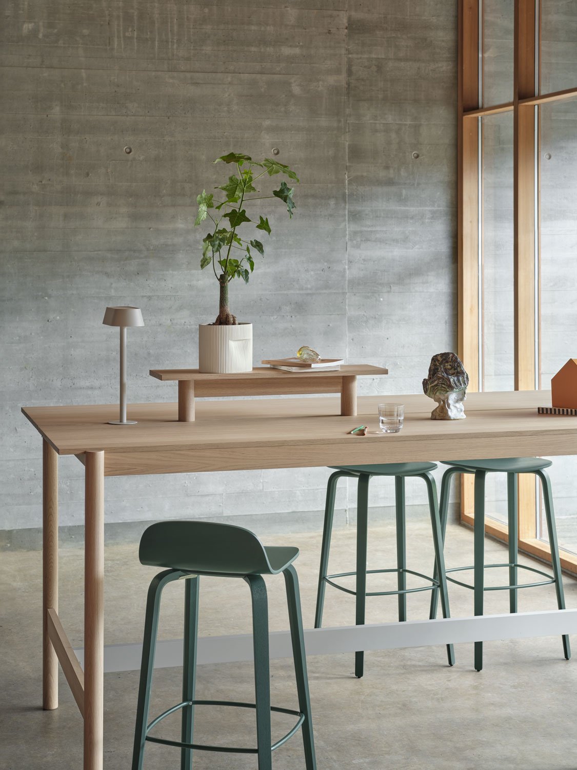 /cdn-cgi/image/width=1500,quality=85,format=auto/globalassets/content-media/images/plp/tables/table-systems/linear-system-high-table-105-oak-tray-75-visu-bar-stool-75-dark-green-ridge-planter-15-off-white-linear-table-lamp-muuto-low-res.jpg