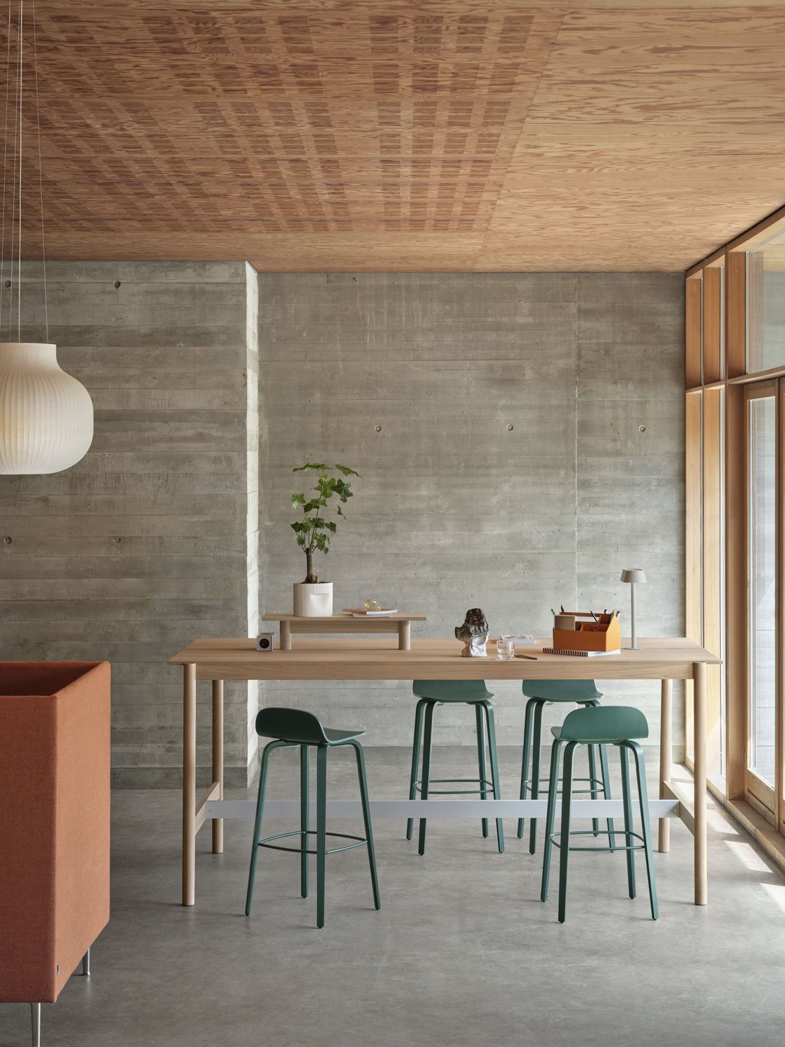 /cdn-cgi/image/width=1500,quality=85,format=auto/globalassets/content-media/images/plp/tables/table-systems/linear-system-high-table-105-oak-tray-75-visu-bar-stool-75-dark-green-ridge-planter-15-off-white-sketch-toolbox-muuto-low-res.jpg