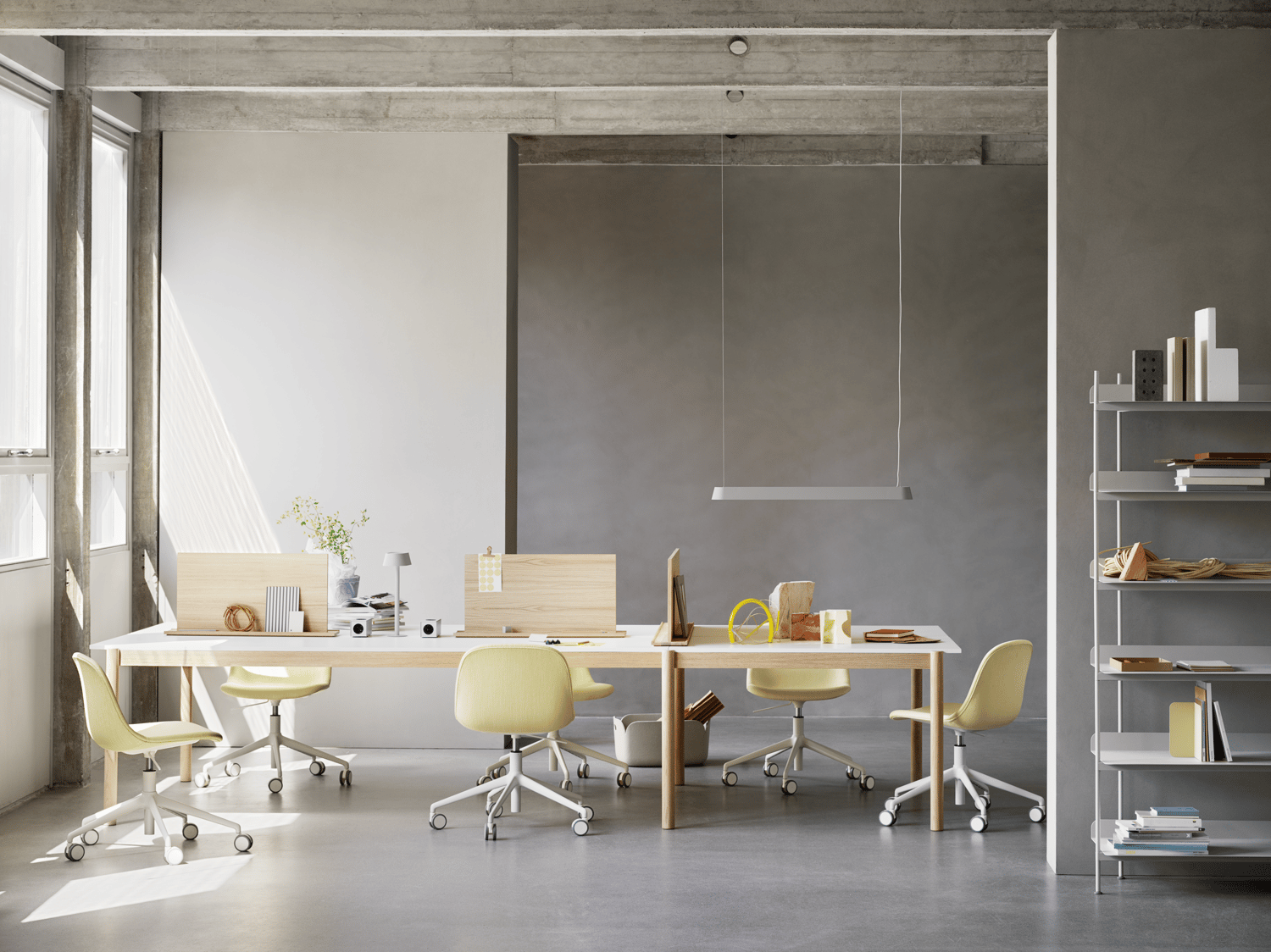 /cdn-cgi/image/width=1500,quality=85,format=auto/globalassets/content-media/images/plp/tables/table-systems/linear-system-modular-table-config-1-white-laminate-oak-fiber-side-swivel-castors-balder-432-linear-lamp-screens-compile-muuto-org.png