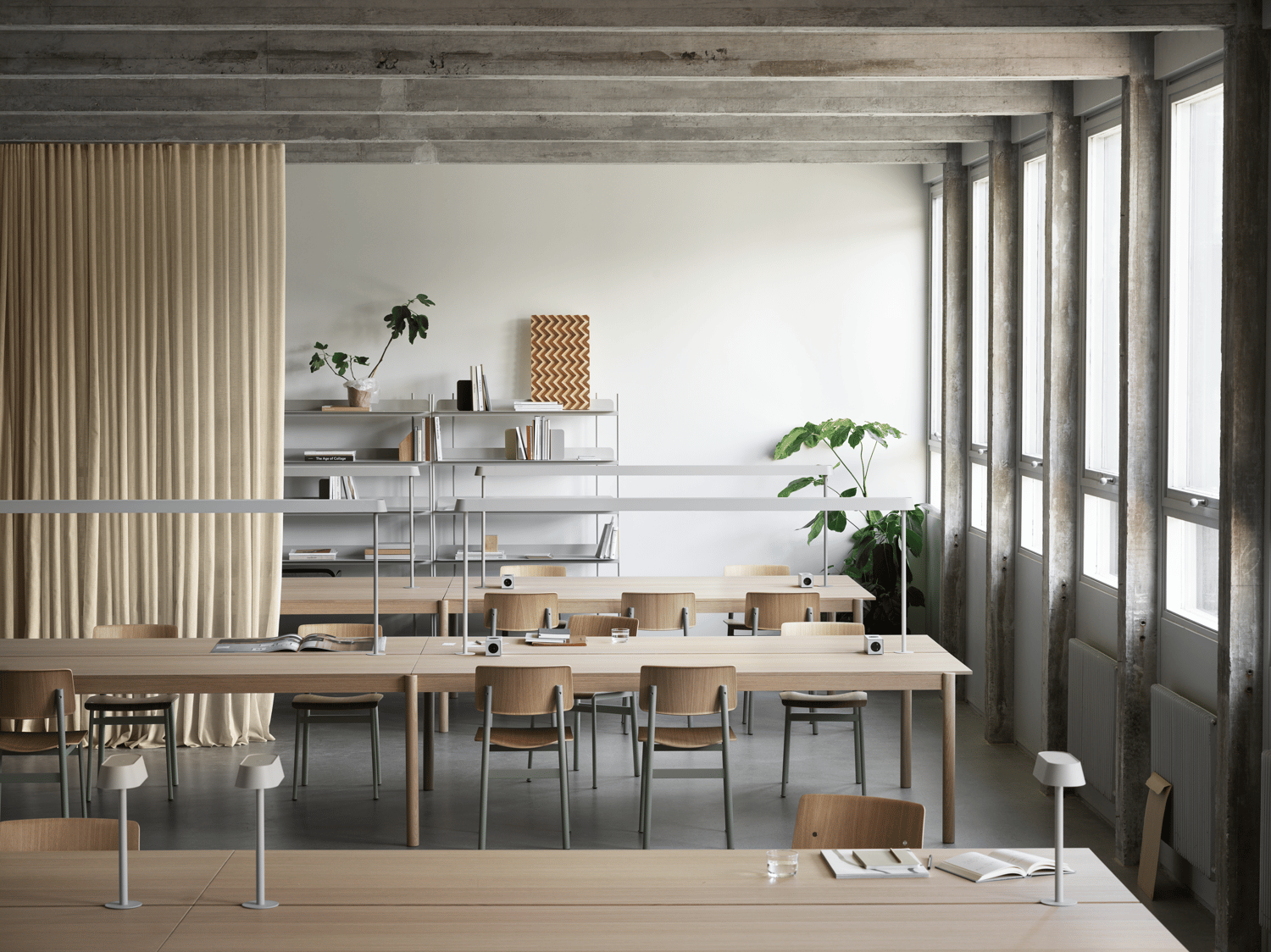/cdn-cgi/image/width=1500,quality=85,format=auto/globalassets/content-media/images/plp/tables/table-systems/linear-system-modular-table-config-2-oak-loft-chair-dusty-green-linear-mounted-lamp-grey-compile-config-8-grey-muuto-org.png