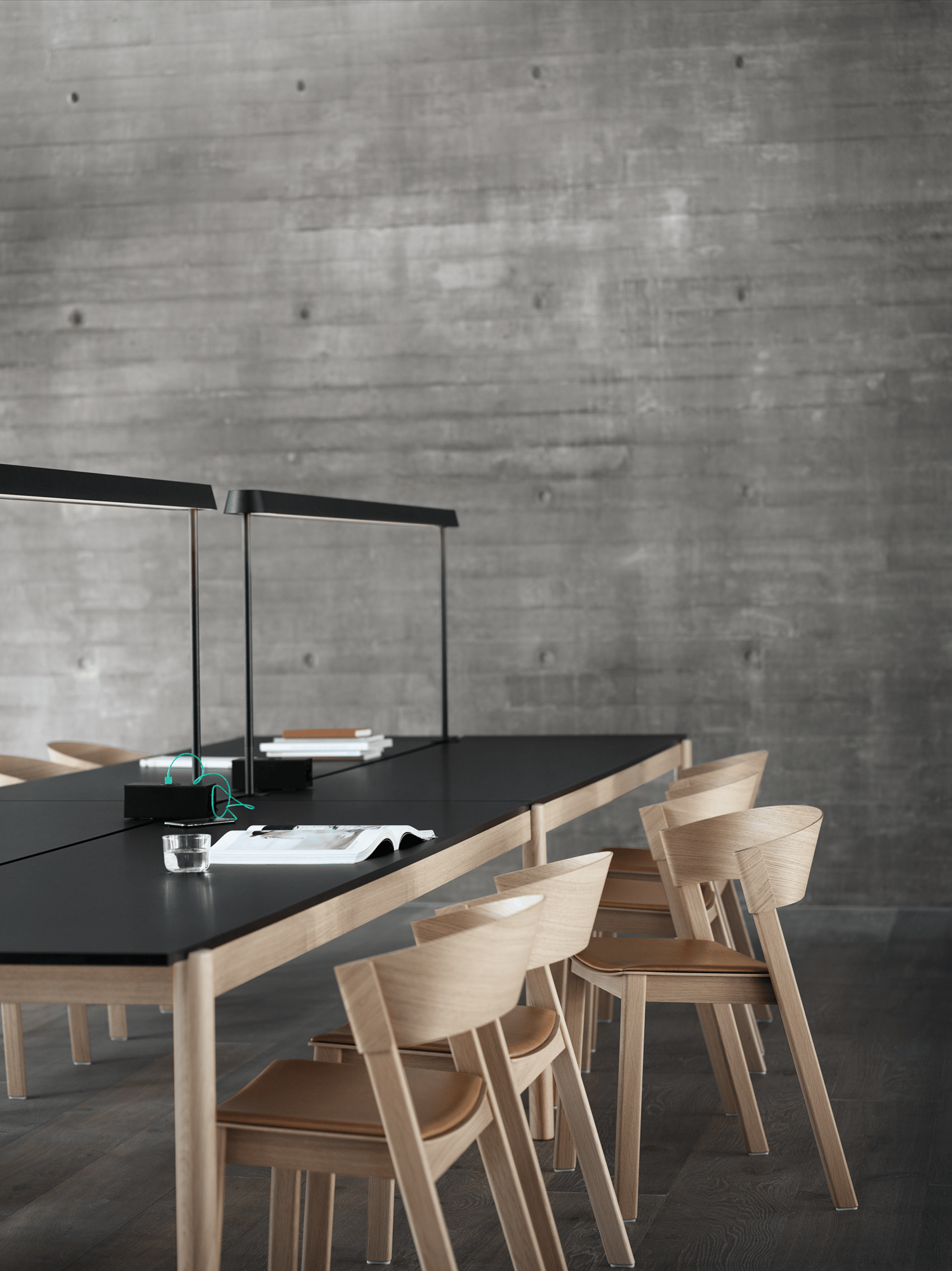 /cdn-cgi/image/width=1500,quality=85,format=auto/globalassets/content-media/images/plp/tables/table-systems/linear-system-table-config-2-black-mounted-lamps-black-power-outlet-black-cover-side-oak-cognac-leather-muuto-org.png