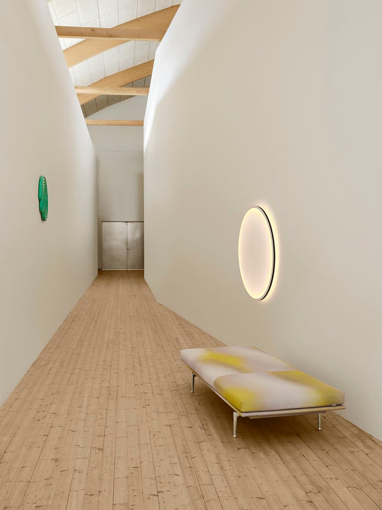 /cdn-cgi/image/width=1500,quality=85,format=auto/globalassets/content-media/images/products/daybeds/outline-daybed-alu-nova-003-calm-wall-lamp-90-black-low-res.jpg