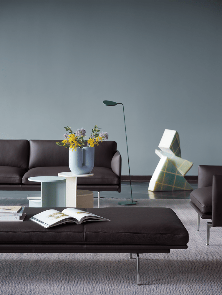 /cdn-cgi/image/width=1500,quality=85,format=auto/globalassets/content-media/images/products/daybeds/outline-daybed-easy-leather-root-alu-kink-halves--eaf-dark-green-muuto-org.png