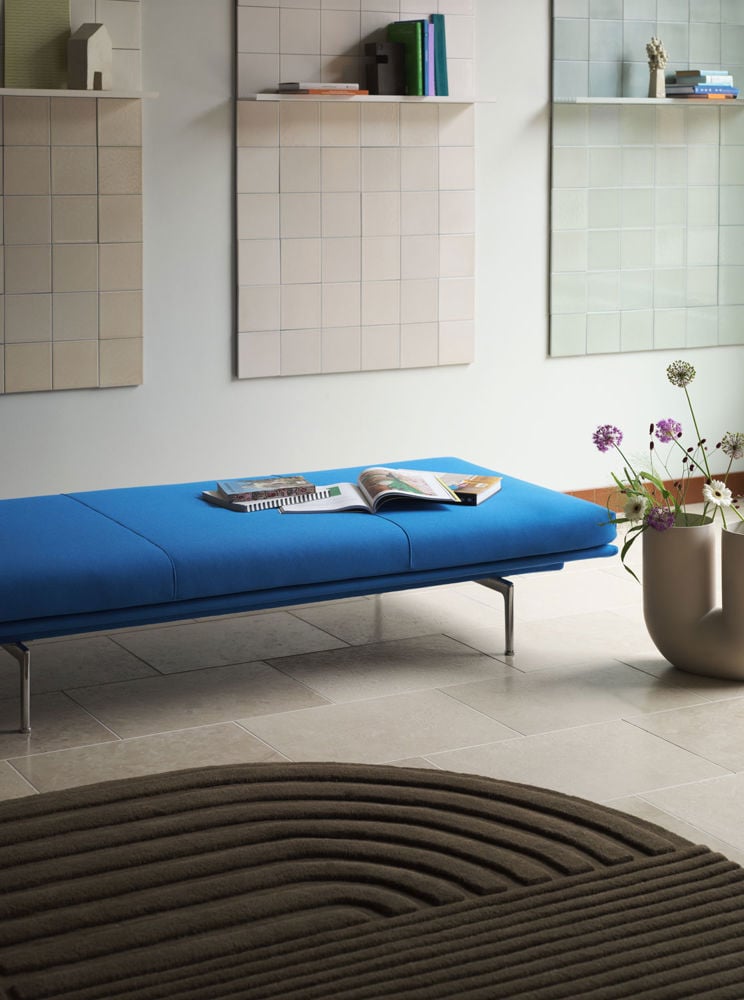 /cdn-cgi/image/width=1500,quality=85,format=auto/globalassets/content-media/images/products/daybeds/outline-daybed-steelcut-3-742-polished-alu-relevo-rug-taupe-kink-vase-39-sand-2-muuto-low-res.jpg