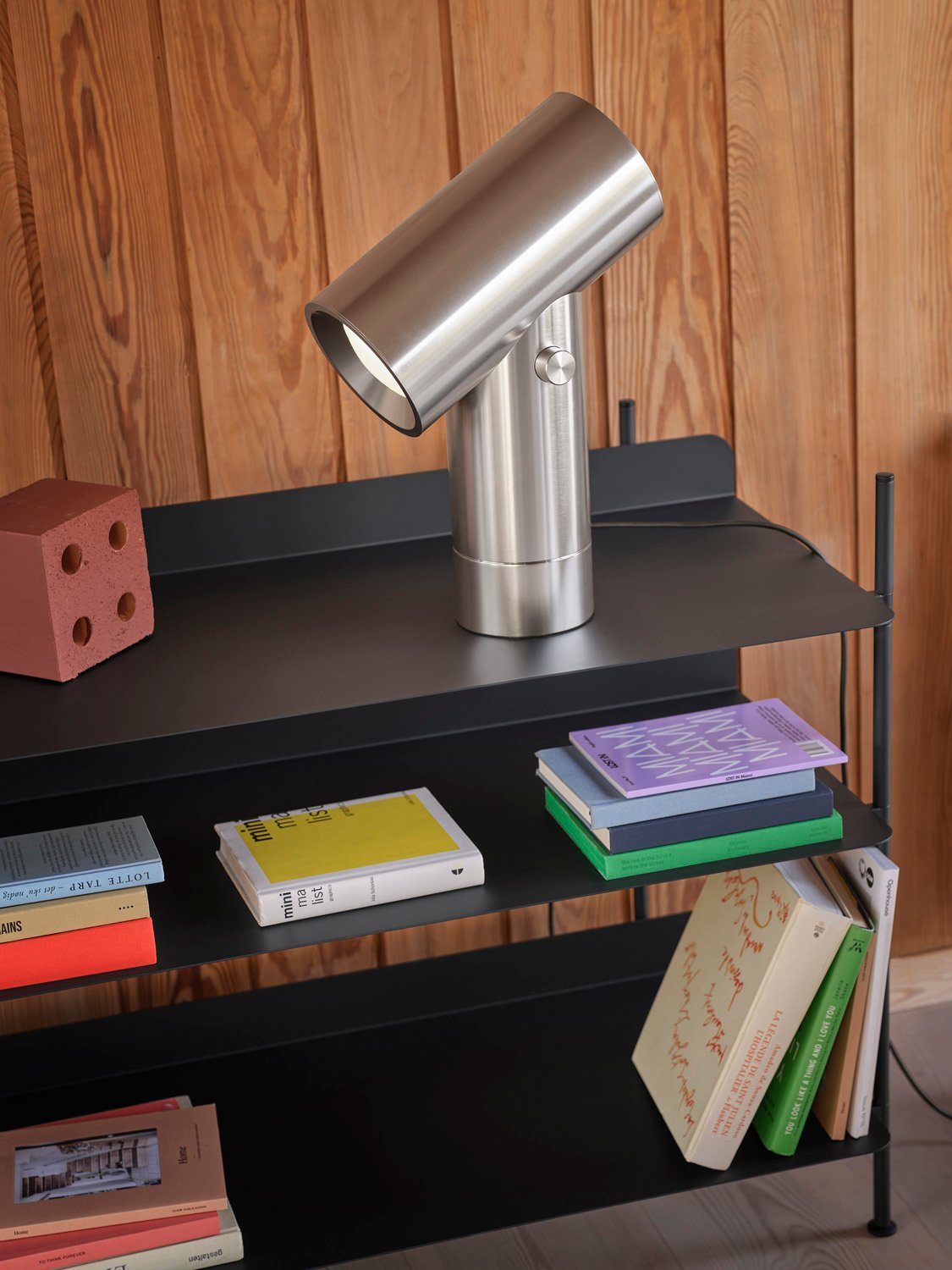 /cdn-cgi/image/width=1500,quality=85,format=auto/globalassets/content-media/images/products/shop-by-family/compile-shelving/compile-black-beam-h-45-polished-aluminium-low-res.jpg