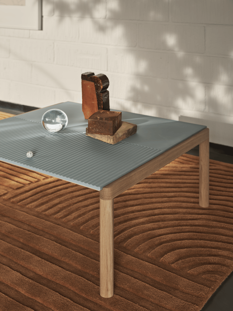 couple-coffee-table-80x84x40-plain-wavy-pale-blue-oak-relevo-rug-170x240-burnt-orange-muuto-org