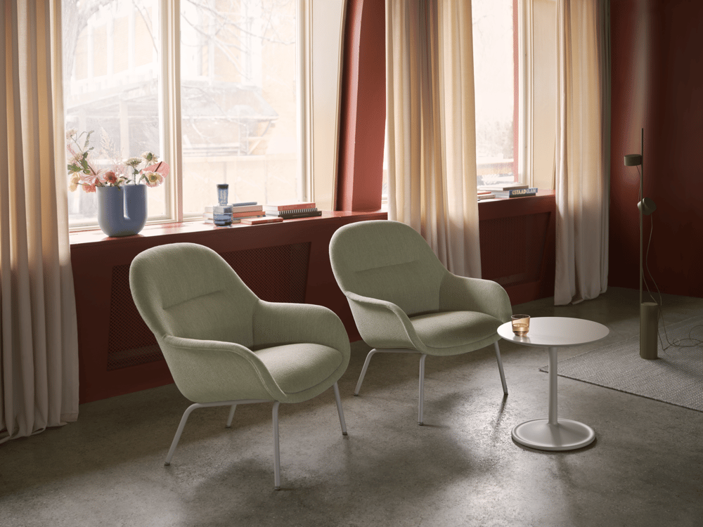 /cdn-cgi/image/width=1500,quality=85,format=auto/globalassets/content-media/images/products/shop-by-family/fiber-chair-family/slider/fiber-lounge-armchair-tube-ecriture-910-grey-soft-side-beige-green-post-floor-brown-green-ply-rug-grey-kink-raise-muuto-org.png