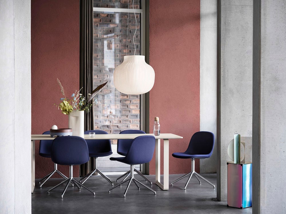 /cdn-cgi/image/width=1500,quality=85,format=auto/globalassets/content-media/images/products/shop-by-family/fiber-chair-family/slider/fiber-side-chair-swivel-twill-weave-780-polished-alu-70-70-table-sand-strand-pendant-ridge-vase-muuto-low-res.jpg
