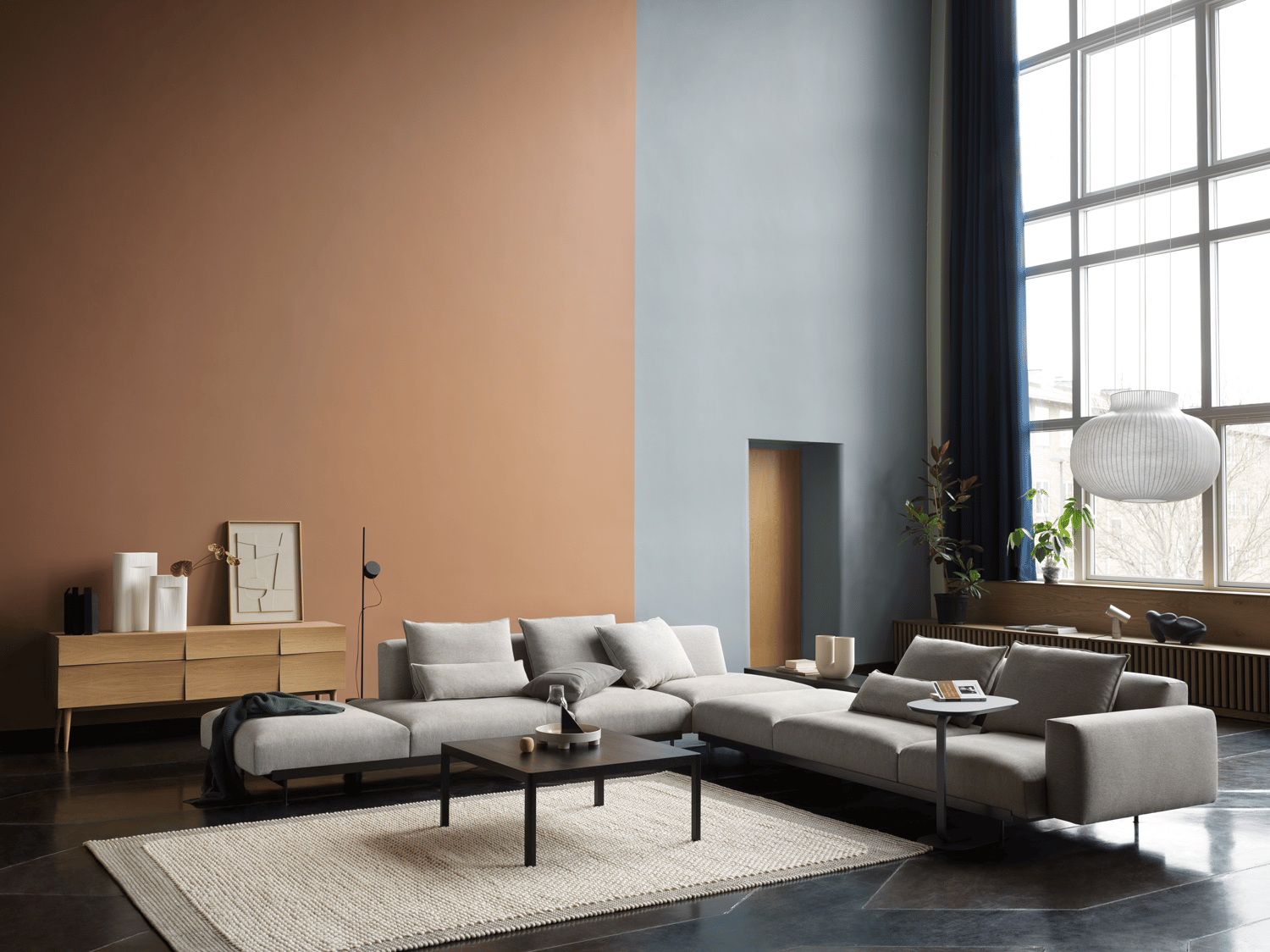 /cdn-cgi/image/width=1500,quality=85,format=auto/globalassets/content-media/images/products/shop-by-family/in-situ-modular-sofa/slider/in-situ-corner-conf-9-clay-12-workshop-black-pebble-light-grey-reflect-180-oak-strand-pendant-muuto-org.png