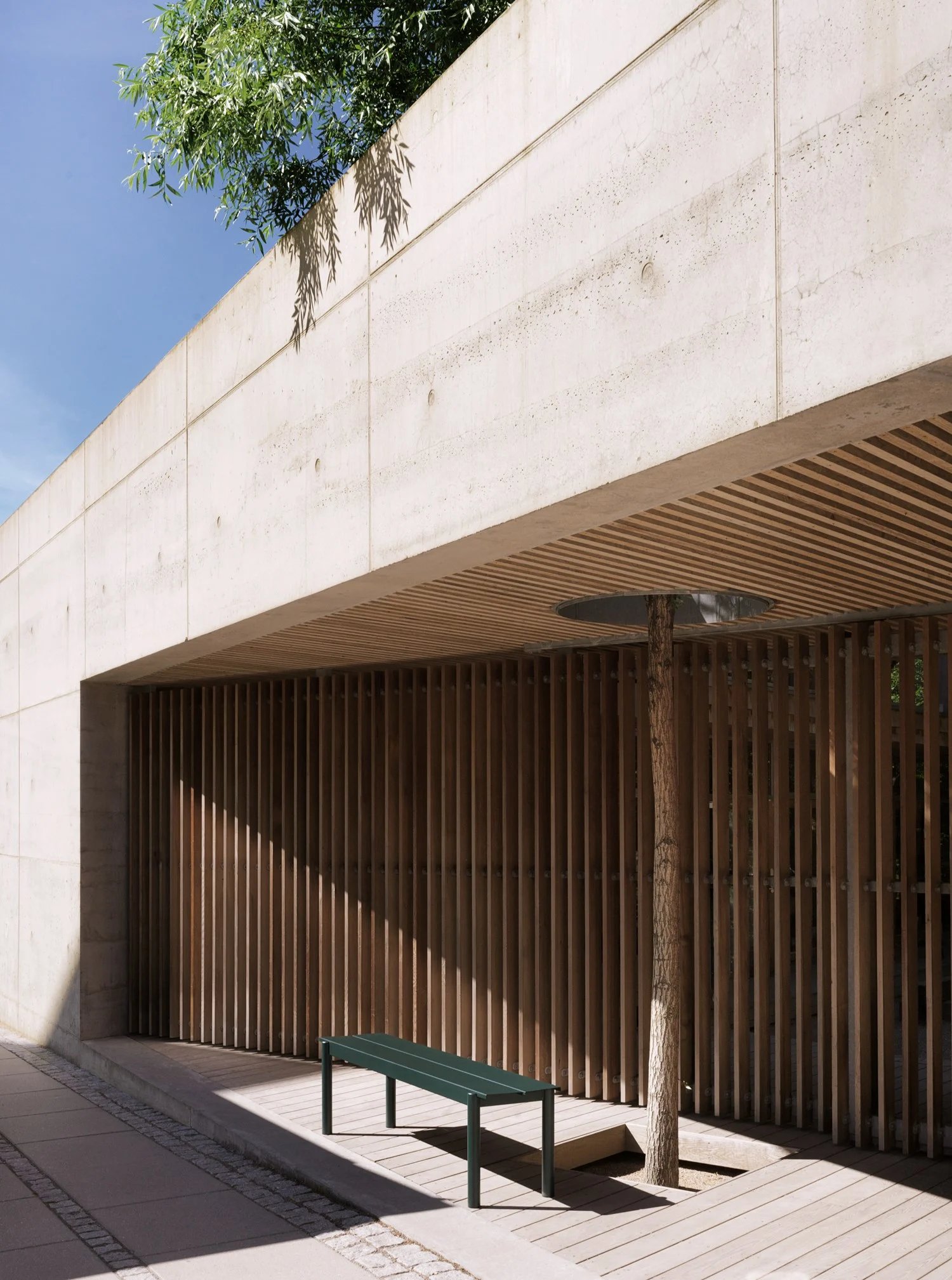 /cdn-cgi/image/width=1500,quality=85,format=auto/globalassets/content-media/images/products/shop-by-family/linear-steel-family/linear-steel-bench-dark-green-muuto-org.jpg