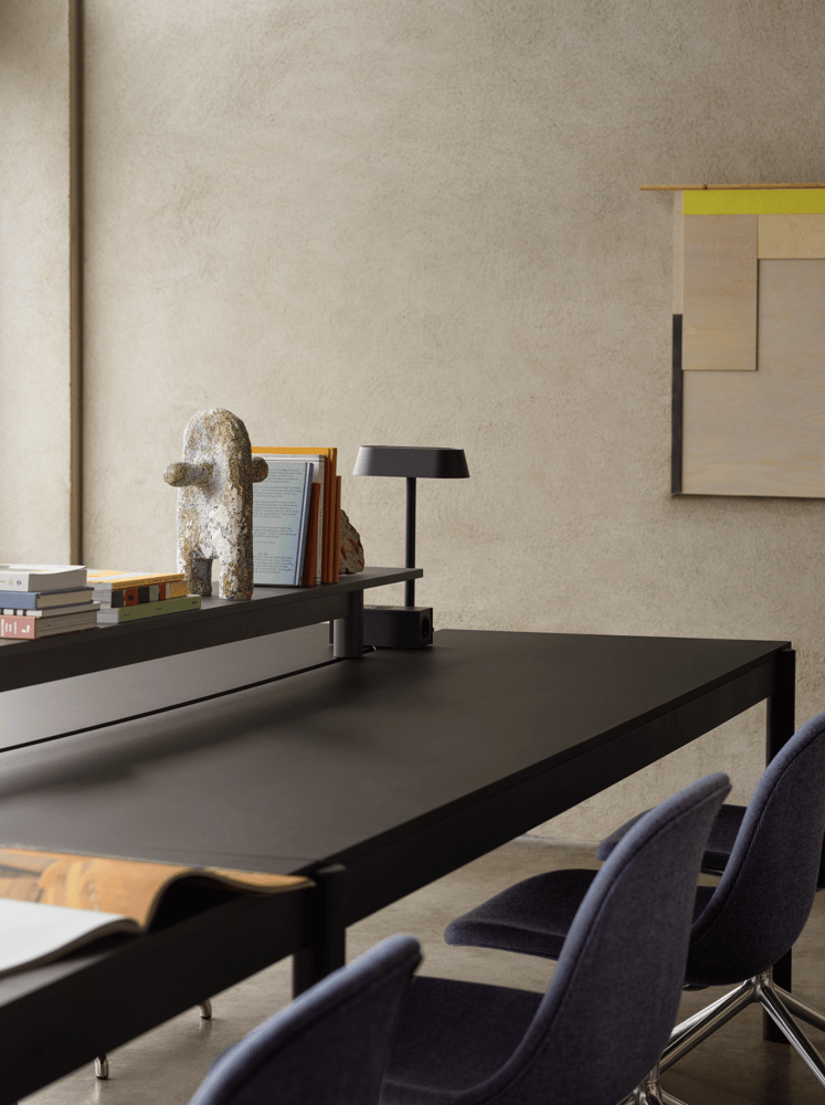 /cdn-cgi/image/width=1500,quality=85,format=auto/globalassets/content-media/images/products/shop-by-family/linear-system/linear-system-config-1-black-black-tray-170-mounted-lamp-table-power-outlet-black-fiber-side-swivel-alu-sabi-631-muuto-org.png