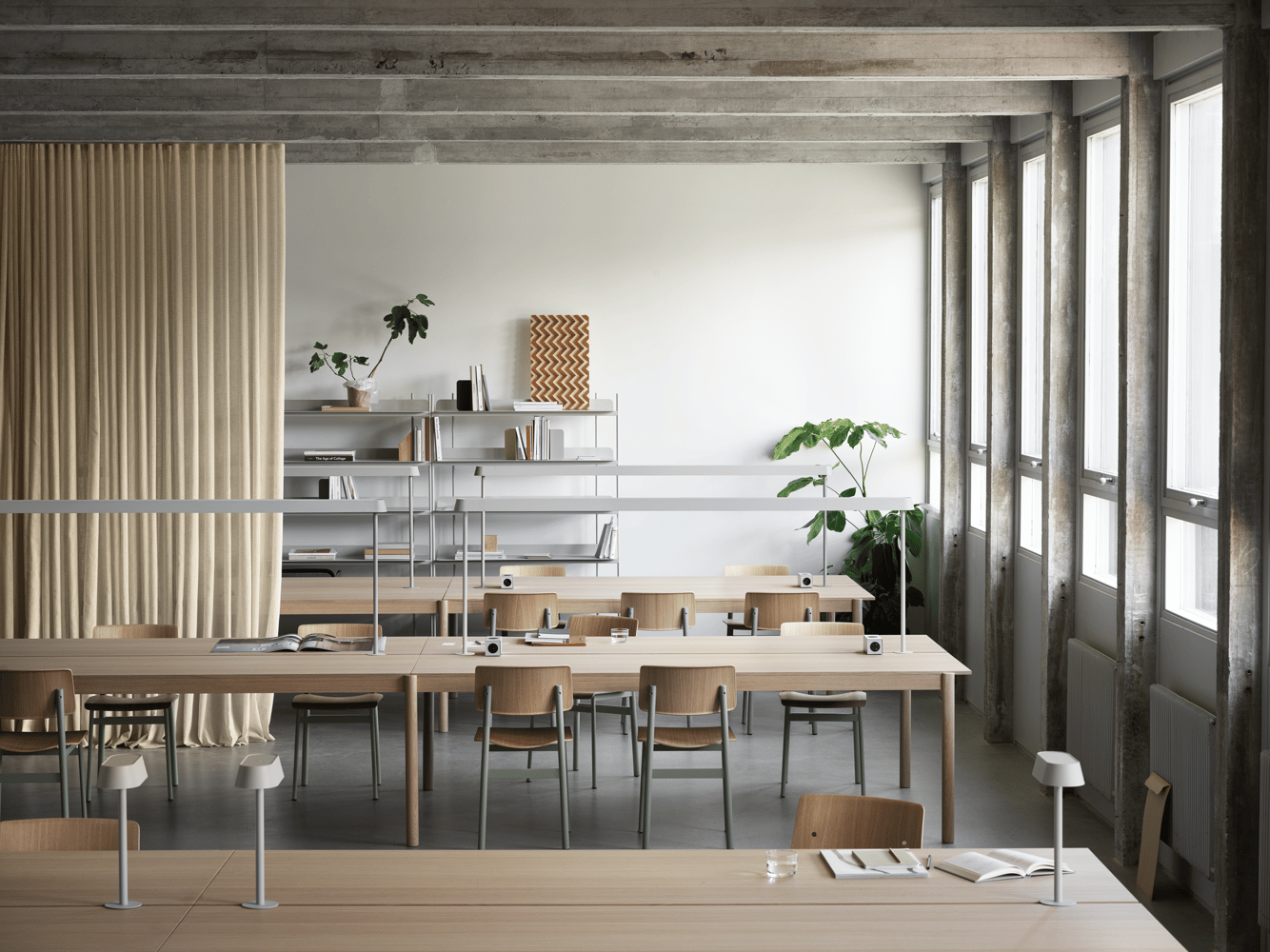 /cdn-cgi/image/width=1500,quality=85,format=auto/globalassets/content-media/images/products/shop-by-family/linear-system/linear-system-modular-table-config-2-oak-loft-chair-dusty-green-linear-mounted-lamp-grey-compile-config-8-grey-muuto-org.png