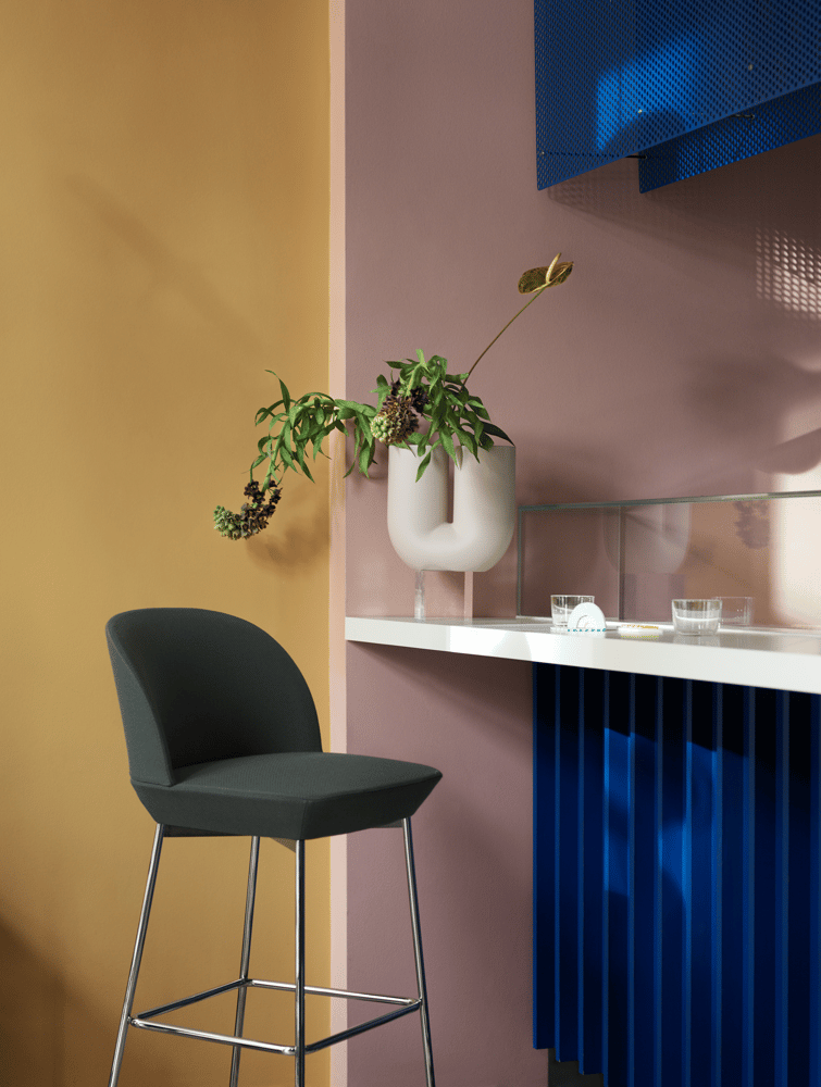 /cdn-cgi/image/width=1500,quality=85,format=auto/globalassets/content-media/images/products/shop-by-family/oslo-family/oslo-bar-stool-twill-weave-990-chrome-kink-vase-sand-corky-muuto-org.png