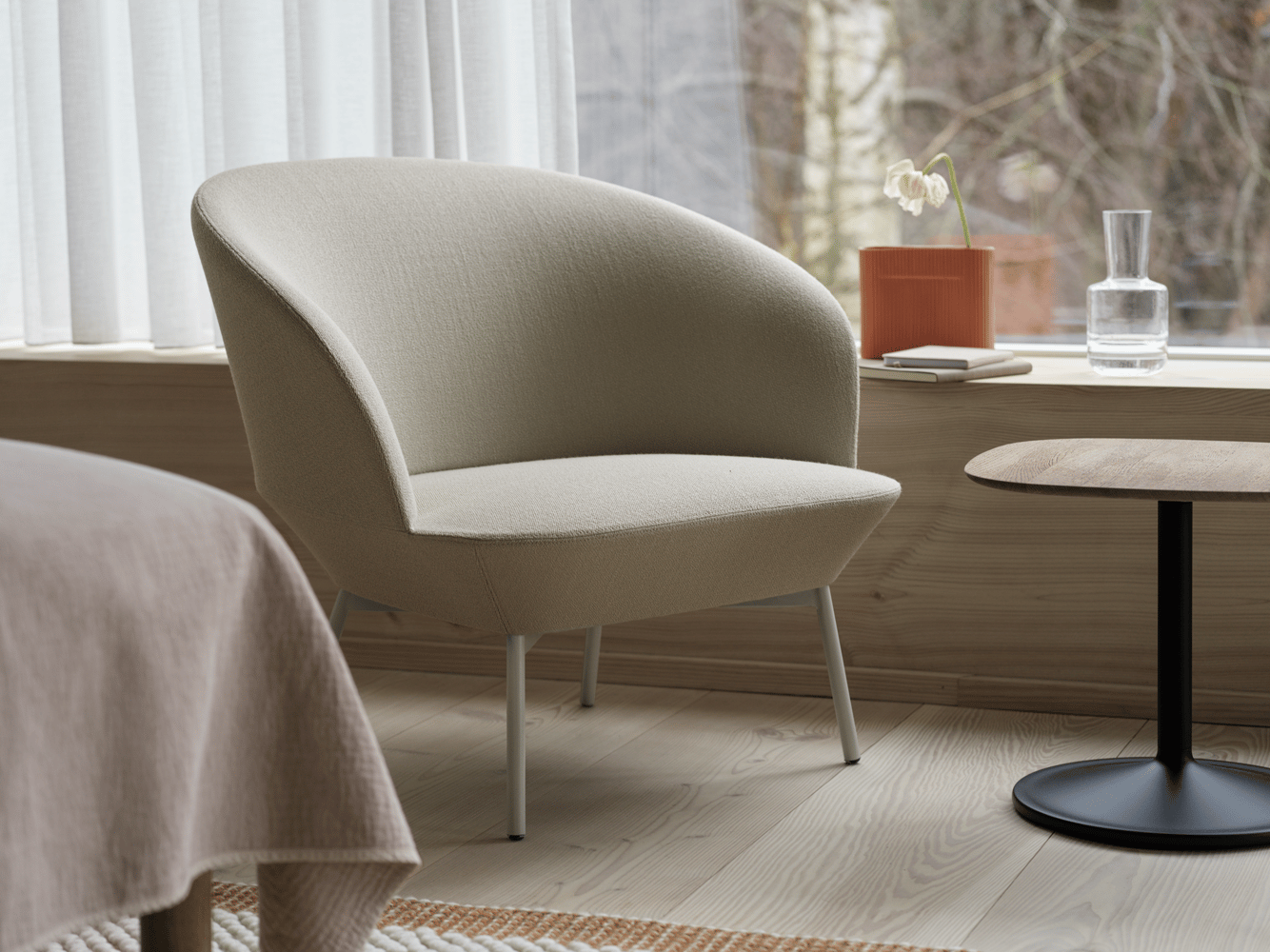 /cdn-cgi/image/width=1500,quality=85,format=auto/globalassets/content-media/images/products/shop-by-family/oslo-family/oslo-lounge-chair-tube-base-grey-vidar-146-soft-side-45x45-smoked-oak-black-ridge-16-5-terracotta-raise-carafe-clear-pebble-rug-burnt-orange-org.png