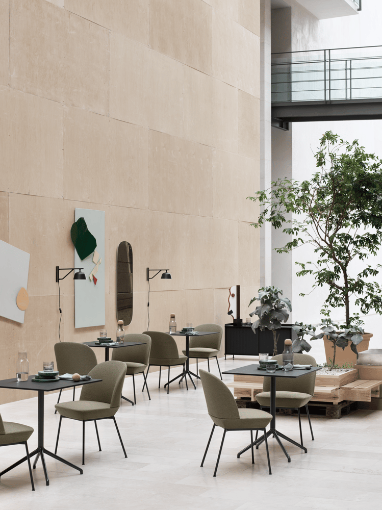 /cdn-cgi/image/width=1500,quality=85,format=auto/globalassets/content-media/images/products/shop-by-family/oslo-family/oslo-side-chair-ocean-21-anthracite-black-still-cafe-table-black-ambit-wall-black-enfold-muuto-org.png