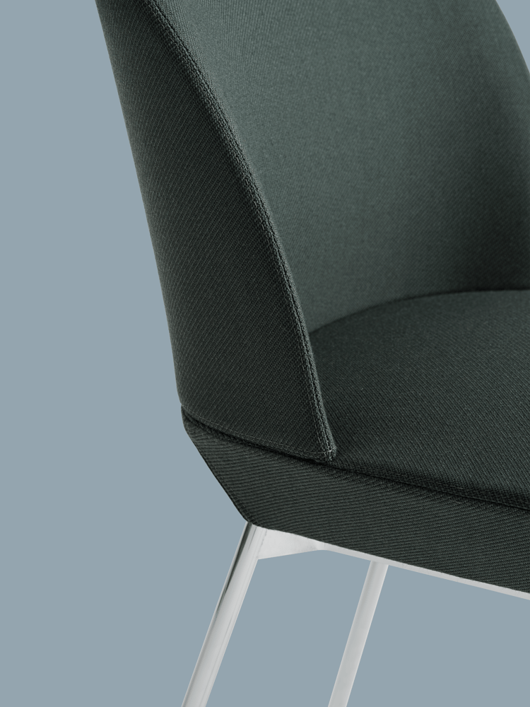 /cdn-cgi/image/width=1500,quality=85,format=auto/globalassets/content-media/images/products/shop-by-family/oslo-family/oslo-side-chair-twill-weave-990-detail-1-chrome-muuto-5000x6667-hi-res-cb.png
