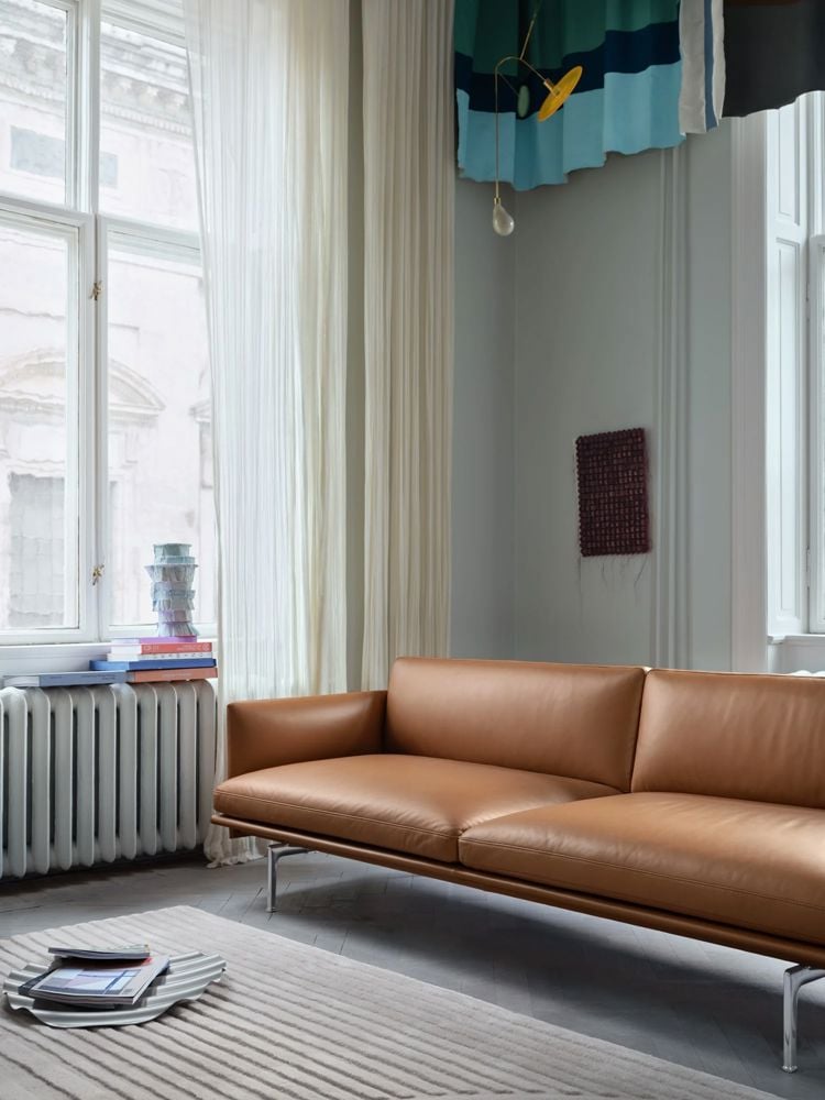 outline-3-seater-cognac-leather-alu-relevo-rug-off-white-wave-tray-muuto-org