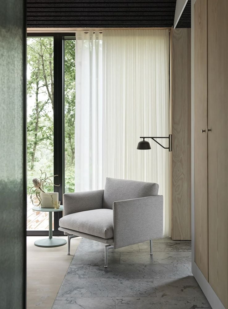 outline-studio-chair-alu-clay-12-ambit-wall-taupe-soft-side-o41-h40-dusty-green-ridge-off-white-muuto-org