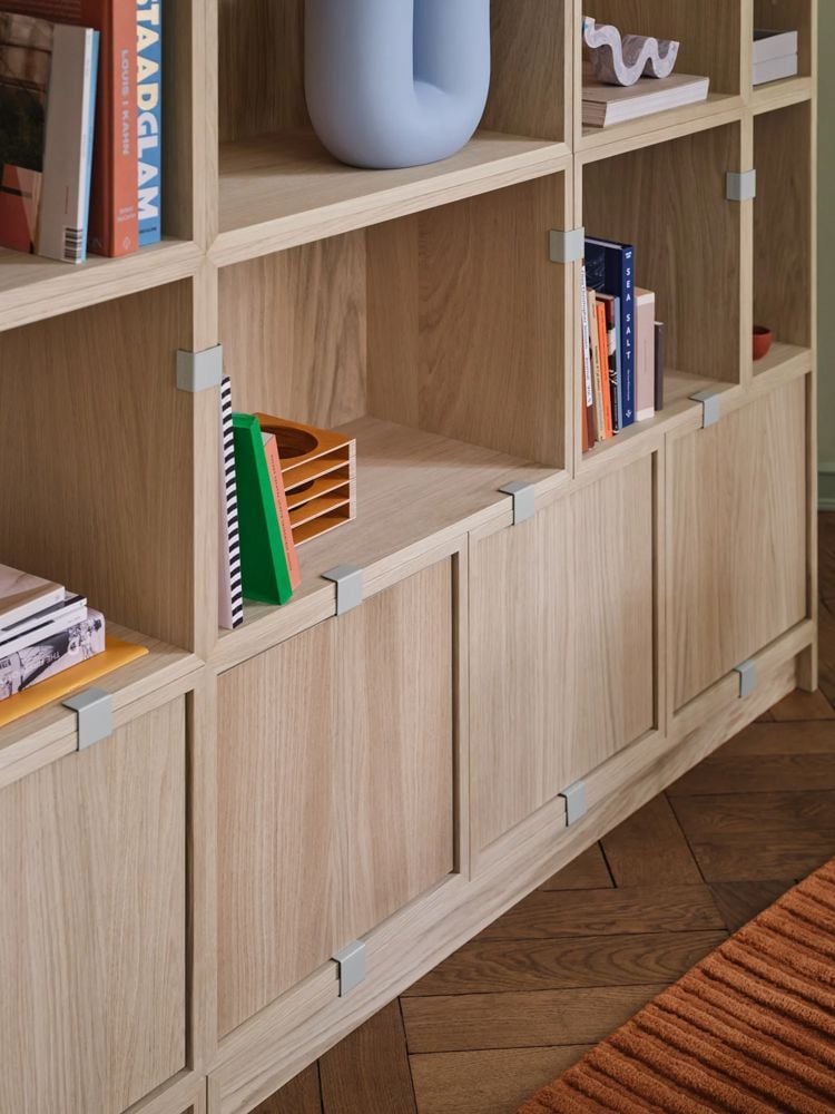 stacked-bookcase-1-oak-relevo-rug-burnt-orange-kink-vase-light-blue-muuto-org