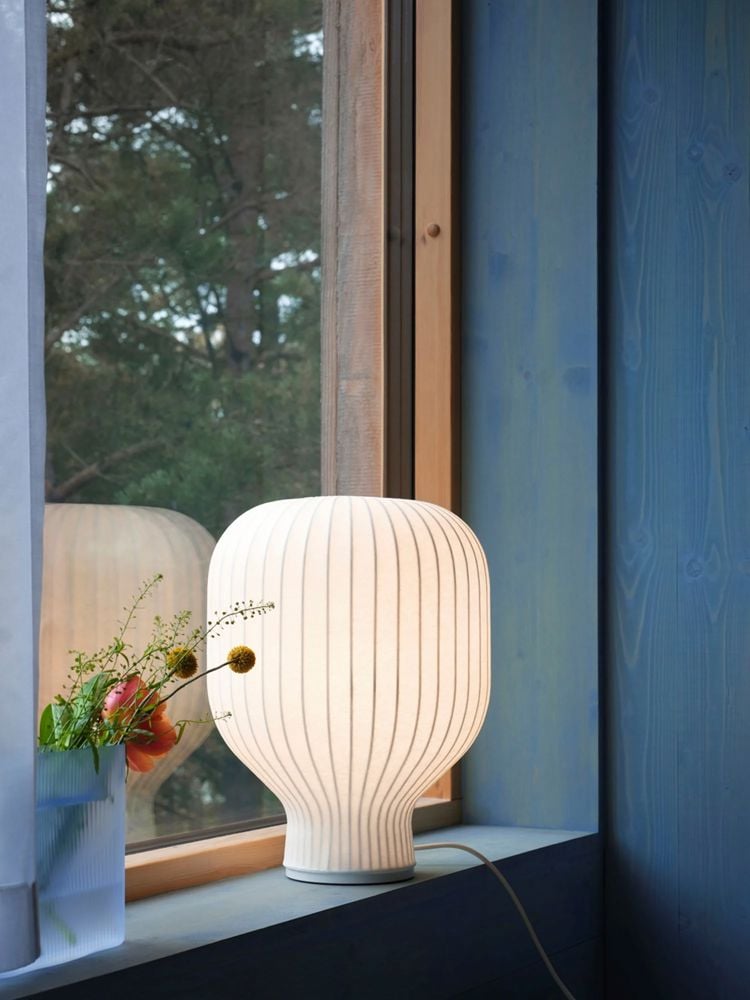 /cdn-cgi/image/width=1500,quality=85,format=auto/globalassets/content-media/images/products/shop-by-family/strand-family/slider/strand-table-lamp-ridge-vase-16-light-blue-frosted-glass-low-res.jpg