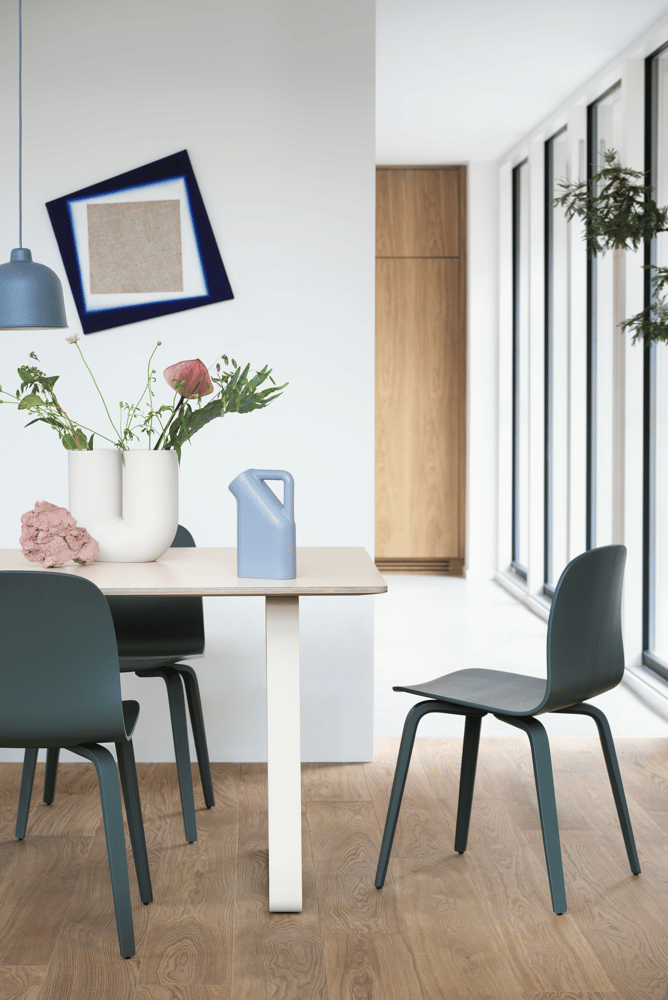 /cdn-cgi/image/width=1500,quality=85,format=auto/globalassets/content-media/images/products/shop-by-family/visu-chair-family/70-70-table-255x108-sand-visu-chair-wood-dark-green-grain-pendant-kink-vase-tub-jug-2-muuto-org-23-roll-up-image.png