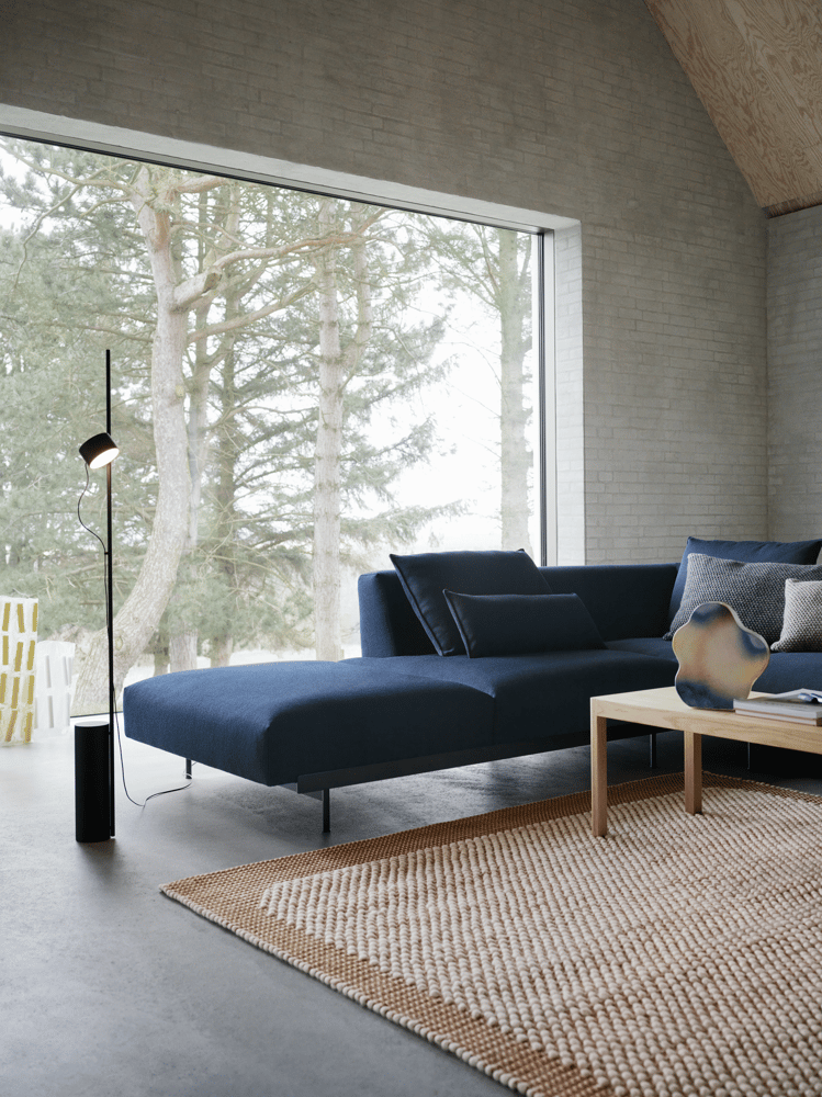 in-situ-corner-conf-2-vidar-554-pebble-rug-orange-workshop-oak-post-floor-muuto-org.png