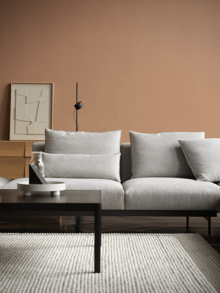 in-situ-sofa-clay-12--pebble-rug-light-grey-workshop-black-platform-muuto-org.png