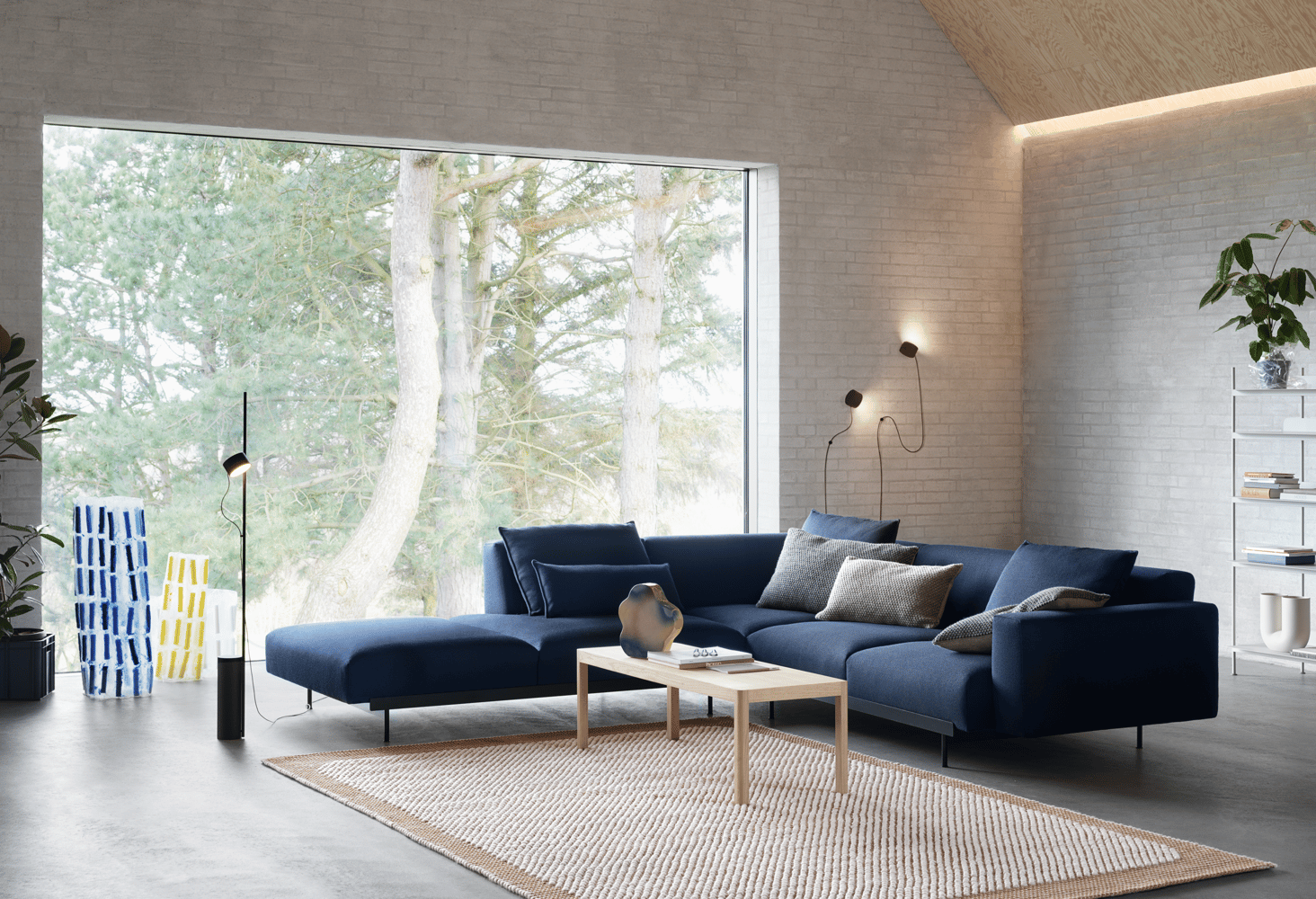 in-situ-corner-conf-2-vidar-554-pebble-orange-workshop-oak-post-lamp-muuto-landscape-org.png