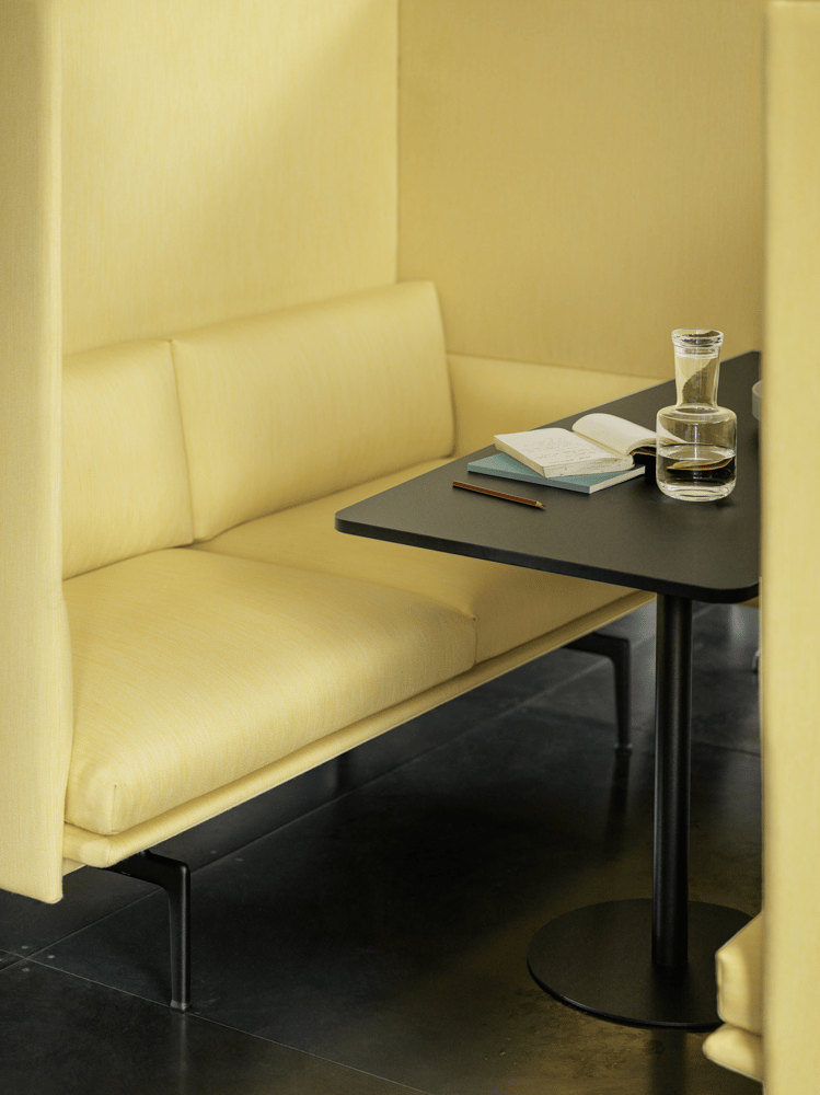 /cdn-cgi/image/width=1500,quality=85,format=auto/globalassets/content-media/images/products/sofas/highback/outline-highback-h120-sh45-w-table-balder-432-raise-carafe-clear-muuto-org.png