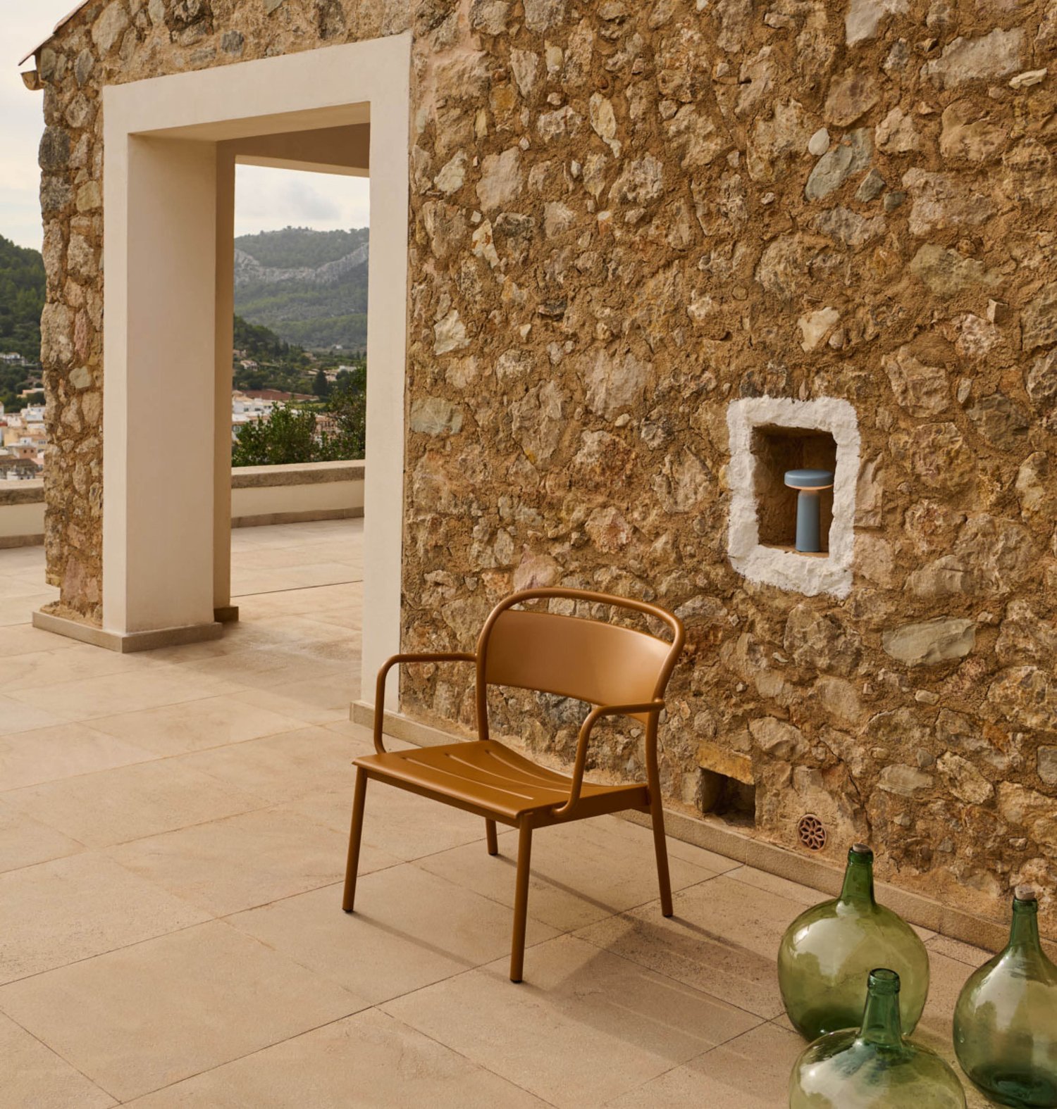 /cdn-cgi/image/width=1500,quality=85,format=auto/globalassets/content-media/images/settle---mallorca/linear-steel-lounge-spot.jpg