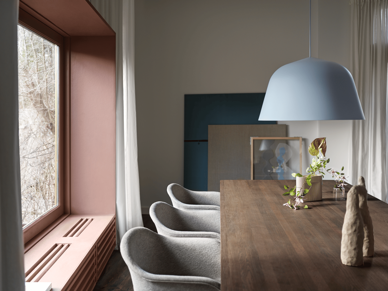 /cdn-cgi/image/width=1500,quality=85,format=auto/globalassets/content-media/images/stories/color-story-dark-tones/ambit-o55-light-blue-7070-smoked-oak-fiber-armchair-clay-12-ridge-vase-wide-54-image.png