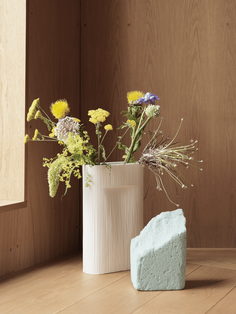 /cdn-cgi/image/width=1500,quality=85,format=auto/globalassets/content-media/images/stories/in-process-ridge-vase/-ridge-vase-off-white-muuto-org.png