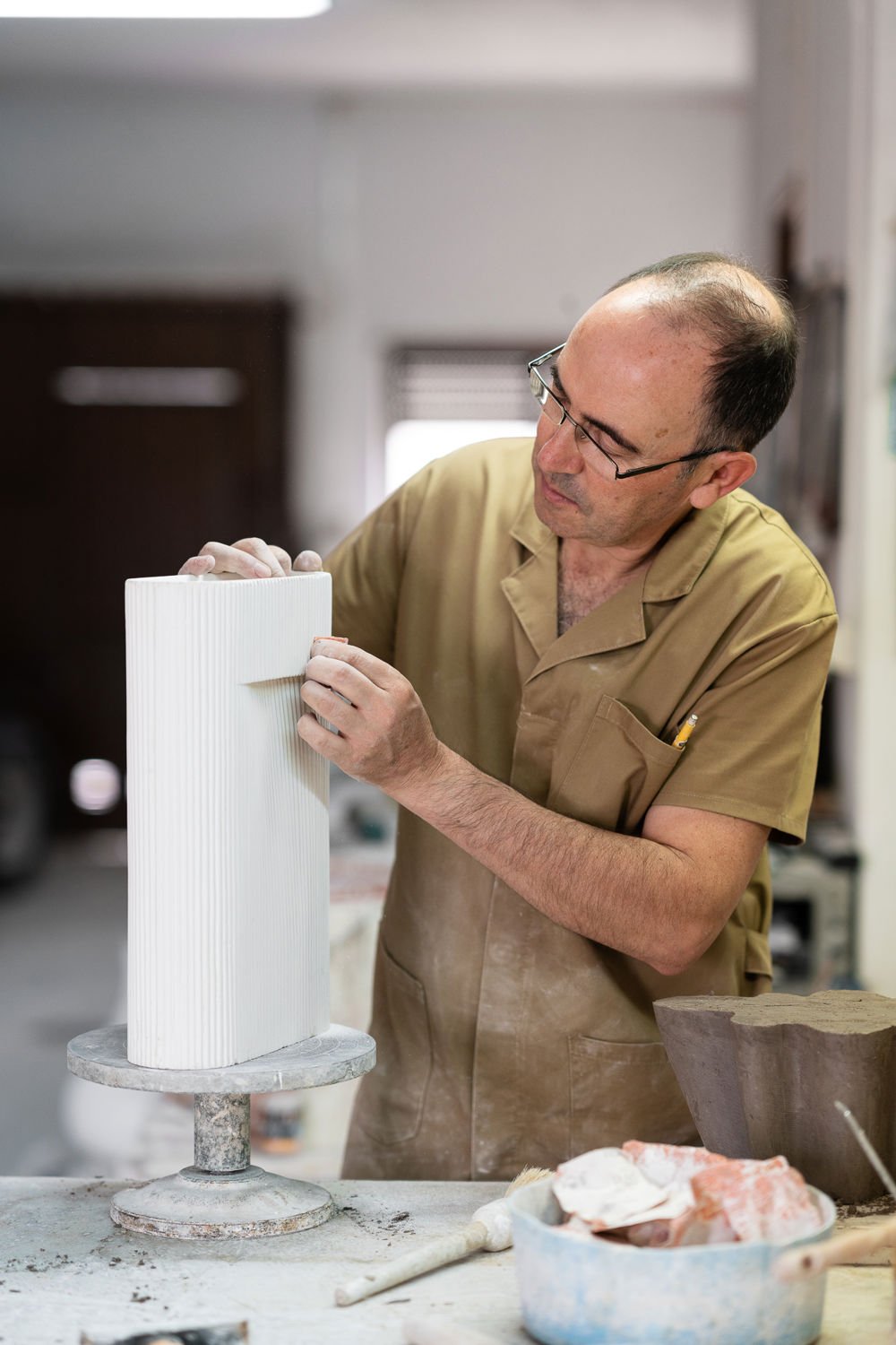 /cdn-cgi/image/width=1500,quality=85,format=auto/globalassets/content-media/images/stories/in-process-ridge-vase/ridge-vase---factory-visit---3.jpg