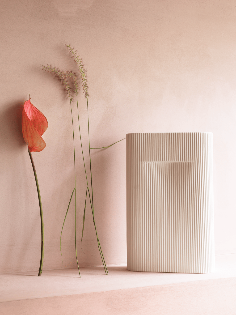/cdn-cgi/image/width=1500,quality=85,format=auto/globalassets/content-media/images/stories/in-process-ridge-vase/ridge-vase-off-white-2-muuto-org.png