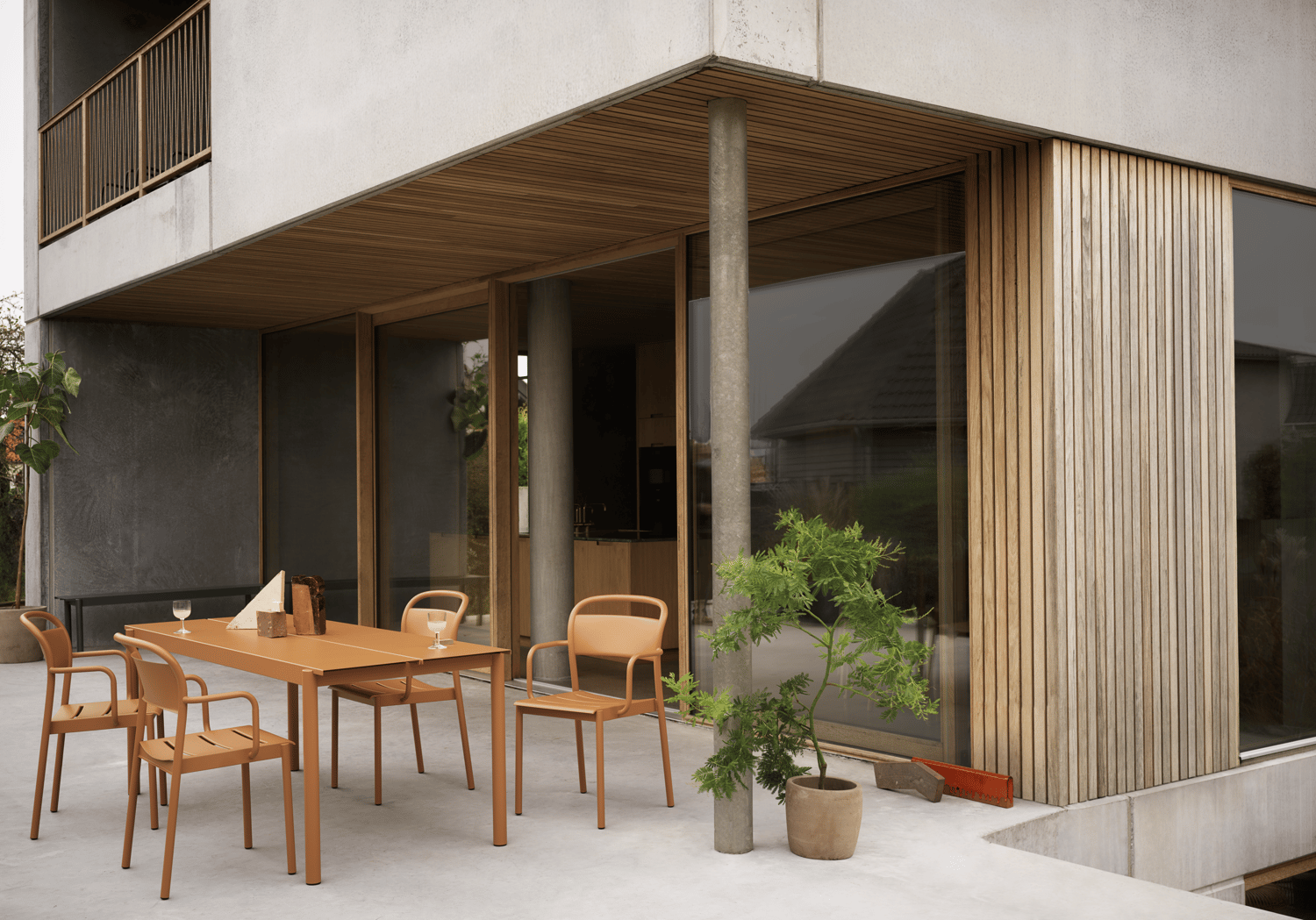 /cdn-cgi/image/width=1500,quality=85,format=auto/globalassets/content-media/images/stories/linear-steel-series/linear-steel-armchair-linear-steel-table-200-cm-burnt-orange-muuto-org.png