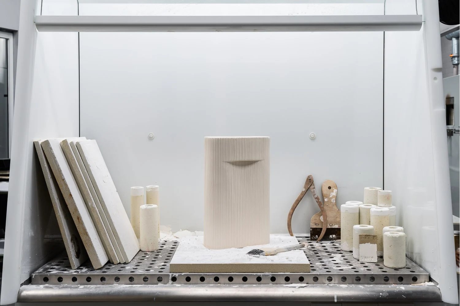 /cdn-cgi/image/width=1500,quality=85,format=auto/globalassets/content-media/images/stories/sculptural-functionality-ridge-vase/ridge-vase---studio-kaksikko---5.jpg