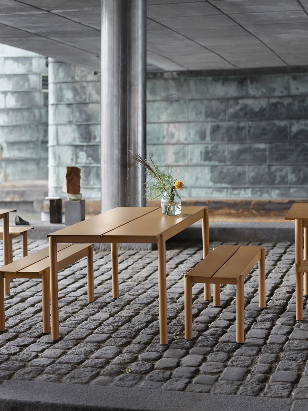 /cdn-cgi/image/width=1500,quality=85,format=auto/globalassets/content-media/images/stories/understated-expressions-linear-steel-series/linear-steel-table-bench-burnt-orange-silent-vase-clear-vertical-muuto-org_150.jpg