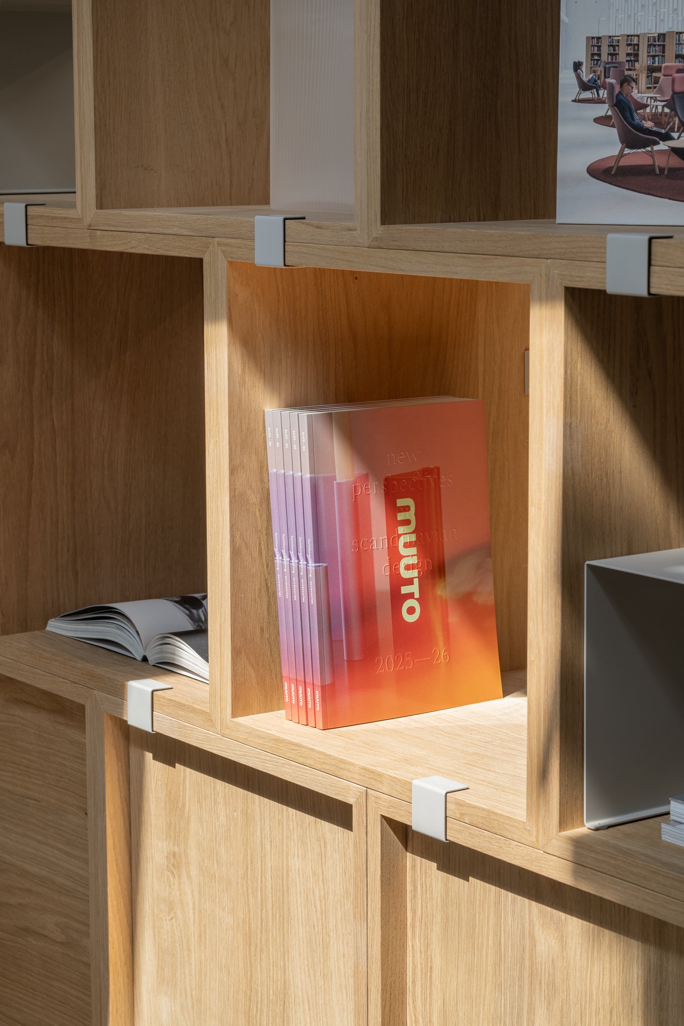 /cdn-cgi/image/width=1500,quality=85,format=auto/globalassets/content-media/images/toolbox/sales-tools/catalogs/muuto-retail-catalog-2025-low-res-14.jpg