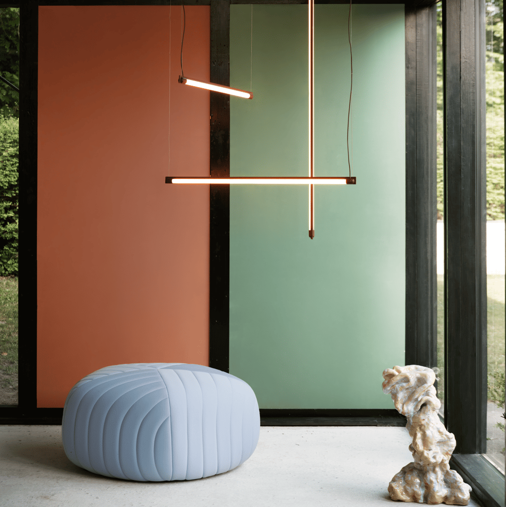 /cdn-cgi/image/width=1500,quality=85,format=auto/globalassets/content-media/lighting-guide/light-up-the-interior/slider/fine-suspension-lamp-deep-red-five-pouf-planum-271-muuto-org-2x2-tiles-half-size-image.png