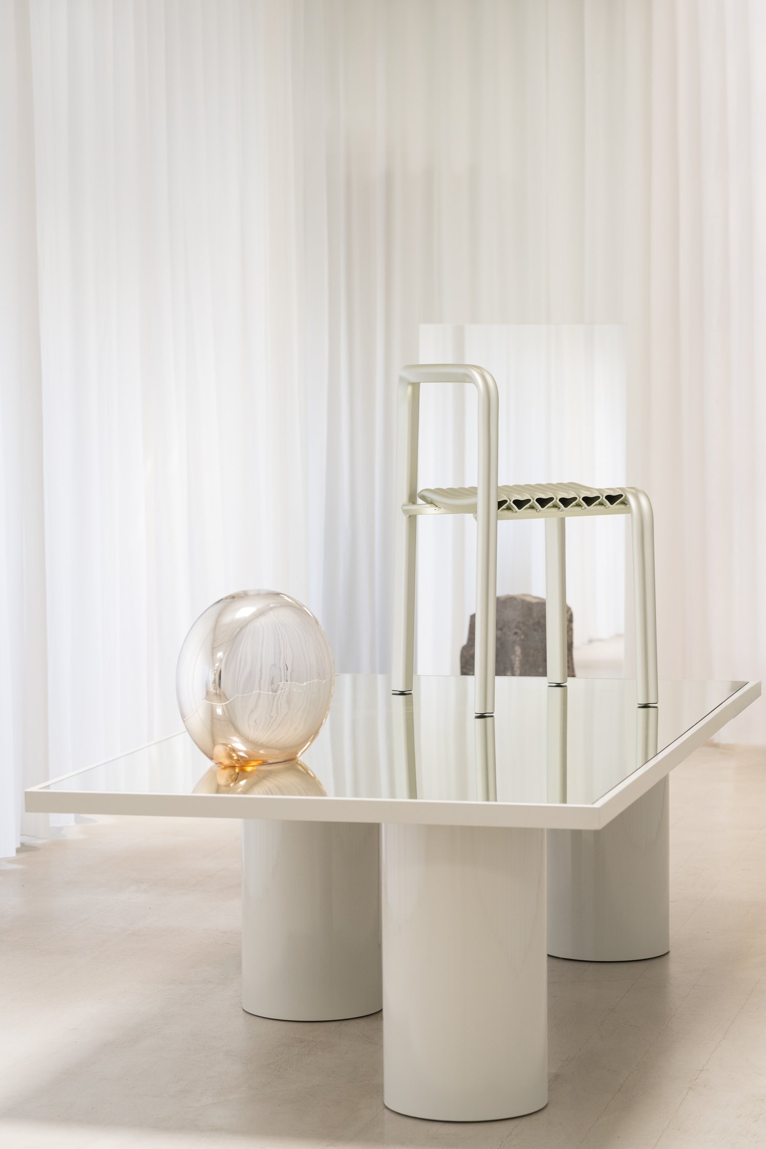 /cdn-cgi/image/width=1500,quality=85,format=auto/globalassets/katja--nanna/3days-recap-story/images/muuto-showroom-3dd-2026-close-to-heart-inner-view-object-01-lo-res.jpg